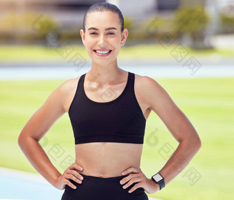 体育跟踪肖像健身女人运动员跑步者准备好了竞争培训锻炼有氧运动锻炼动机快乐微笑健康的强大的人运行马拉松场