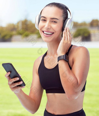 耳机健身智能手机女人听动机播客音乐户外体育场肖像运动员女孩手机音频锻炼培训锻炼
