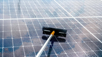 清洁太阳能面板超细纤维拖把湿屋顶太阳能面板光伏模块维护服务<strong>可持续发展</strong>的资源太阳能权力绿色能源<strong>可持续发展</strong>的<strong>发展</strong>技术