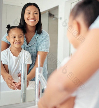 妈妈教学孩子洗手清洁水健康的卫生健康安全早....生活方式妈妈。女孩孩子学习浴室镜子护肤品科维德细菌保护