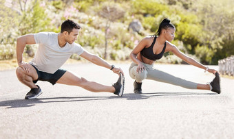 夫妇伸展运动自然培训跨种族团队运行有氧运动锻炼动机运行开始锻炼旅程跑步者男人。女人拉伸健身公园