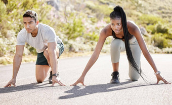 <strong>体育比赛</strong>健身夫妇准备好了运行沥青路有竞争力的适合活跃的跑步者户外锻炼亚洲男人。黑色的女人坐着位置开始冲刺运动员培训