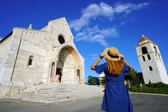 旅游意大利美丽的年轻的女人享受视图历史大教堂安科纳游行意大利宽角