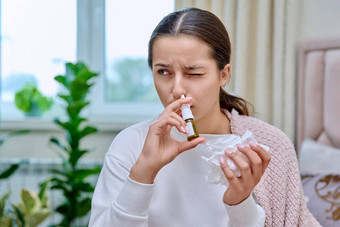 十几岁的女孩流鼻涕的鼻子治疗鼻炎鼻子滴喷雾