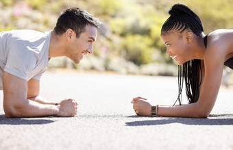 能源锻炼夫妇板材锻炼在户外成键好玩的有竞争力的自然培训动机跨种族的关系男人。女人享受有氧运动健身挑战