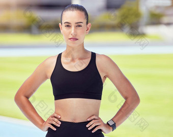 女人健身跑步者体育场跟踪培训锻炼锻炼马拉松目标运动员肖像健康体育动机个人教练速度有氧运动健康目标