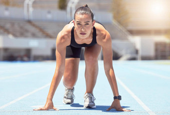 女<strong>人跑步</strong>者开始位置比赛跟踪竞争有氧运动健康的<strong>锻炼锻炼</strong>健身体育场焦点年轻的女体育运动员准备好了运行挑战速度马拉松