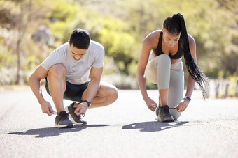 锻炼动机女人个人教练开始运行自然有氧运动健康夏天领带鞋子能源健康锻炼男人。亚洲男人。黑色的女人培训路