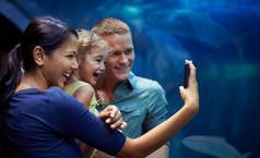 妍集中鱼女孩郊游水族馆