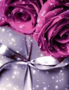奢侈品假期银礼物盒子粉红色的玫瑰圣诞节情人节一天生日现在