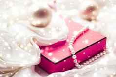 圣诞节魔法假期背景节日装饰物粉红色的古董礼物盒子金闪闪发光的冬天季节现在奢侈品品牌设计