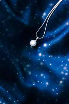 奢侈品白色黄金珍珠项链黑暗蓝色的丝绸假期冬天魔法Jewelery现在