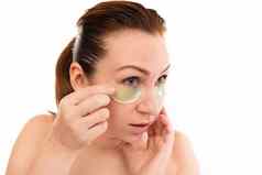 肖像女人白色背景化妆品程序删除化妆品补丁皮肤护理眼睛