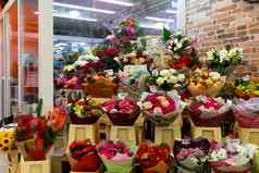 明斯克白俄罗斯12月展示花店沙龙很多花束包