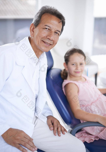 信托基金牙医年轻的女孩牙医检查