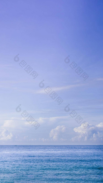 垂直大气全景真正的照片美丽的夏天白色云清晰的蓝色的紫色的语气天空地平线行平静海概念天堂生活设计放松壁纸背景格式股票