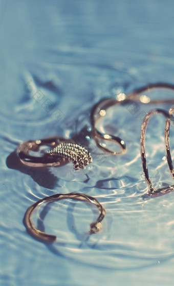 金手镯耳环环Jewelery蓝色的水背景奢侈品魅力假期美设计珠宝<strong>品牌广告</strong>