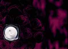 脸奶油皮肤保湿霜黑暗紫色的花奢侈品护肤品化妆品产品花背景美品牌假期平铺设计