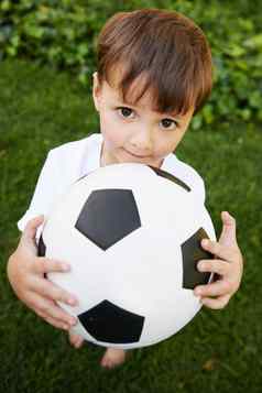 后院足球甜蜜的男孩足球球后院