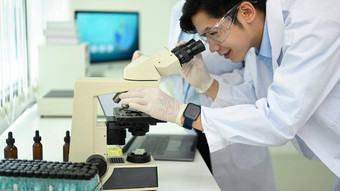 专业<strong>生物技术专家</strong>显微镜进行实验实验室