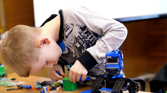 男孩年戏剧设计师多维数据集盘子电路电线小发明家创建机器人机器部分设计师孩子们喜欢机器人编程建模