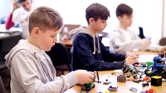 男孩年玩设计师多维数据集盘子电路电线小发明家创建机器人机器部分设计师