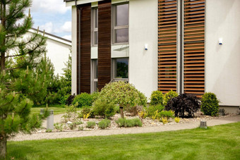 植物石头前面现代房子前面院子里景观设计美丽的花园现代城市生活住宅<strong>私人</strong>庭院绿色户外设施草坪上花园护理