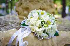 婚礼新娘花束白色玫瑰谎言喷泉溅滴水