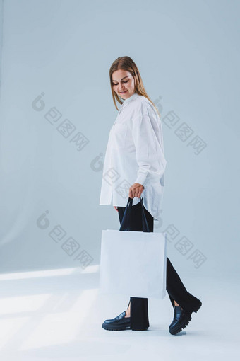 时尚的女人白色背景购物袋生态袋购物