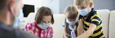 孩子们穿脸面具病毒传播幼儿园科维德传播预防
