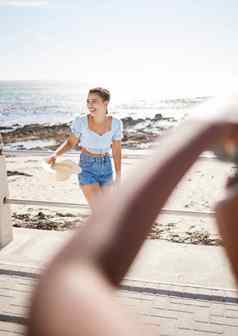海滩旅行摄影社会媒体女人影响者夏天假期海边水假期目的地快乐微笑兴奋年轻的女孩享受海洋沙子蓝色的天空日落夏威夷旅行