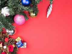 前视图美丽的圣诞节花环礼物盒子圣诞节树红色的背景