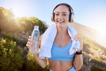 耳机自然锻炼音乐流媒体快乐女人锻炼山健身健康体育运动人培训喝水微笑感觉免费的幸福