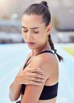 女人运动员手肩膀疼痛紧急健康风险肌肉应变锻炼培训锻炼特写镜头女跑步者触碰拉肌肉手臂受伤痛跟踪