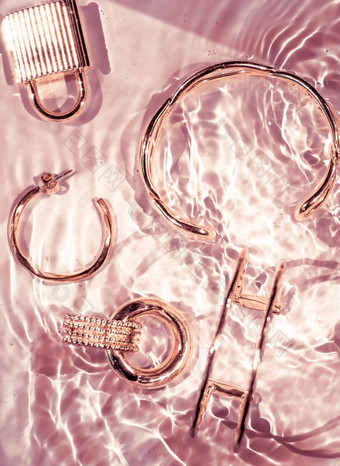 玫瑰黄金手镯耳环环Jewelery粉红色的水背景奢侈品魅力假期美设计珠宝<strong>品牌广告</strong>
