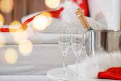 眼镜瓶香槟酒店房间圣诞节装饰概念庆祝一年旅行酒店