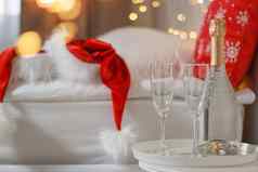 眼镜瓶香槟酒店房间圣诞节装饰概念庆祝一年旅行酒店