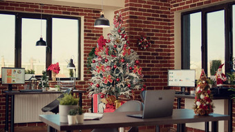 圣诞节树装饰公司办公室