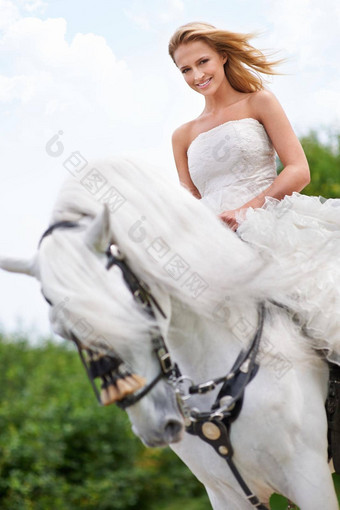 惊人的在骏马婚礼一天华丽的新娘摆姿势<strong>婚礼照片</strong>在白色马