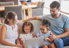 孩子们流媒体移动PC喜剧父母放松电影互联网休息室家庭看订阅服务显示有趣的电影孩子们电影电脑妈妈。父亲