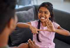 孩子标志语言学习沟通充耳不闻女孩父使手指显示视觉符号首页快乐孩子听力残疾损失坐着导师