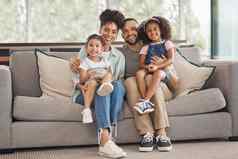 快乐跨种族家庭沙发肖像孩子们父母妈妈。父亲爱护理支持移民墨西哥爸爸妈妈亚洲非洲孩子休息室沙发上