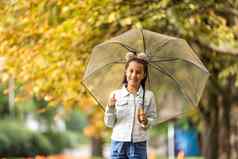 孩子玩雨孩子们伞玩在户外雨秋天天气