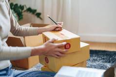肖像小启动锻造老板亚洲女企业家写作信息盒子组织产品包装盒子客户
