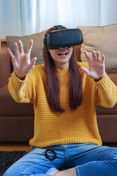 肖像年轻的亚洲女人虚拟现实模拟器耳机首页
