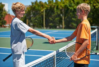 好体育精神年轻的网球球员摇晃手网