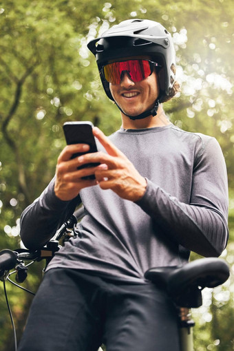 骑自行车的人健身电话应用程序全球定位系统(gps)<strong>健康</strong>数据位置小道自然森林农村澳大利亚森林微笑快乐动机体育运动员自行车头盔移动<strong>科技</strong>