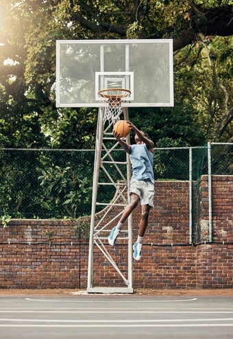 篮球跳体育男人。篮球法院工作游戏健身锻炼大满贯扣篮培训动机健康街篮球球员运动员锻炼竞争成功
