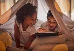 孩子们平板电脑晚上流媒体在线电影卡通教育游戏睡觉前毯子堡有趣的应用程序兴奋男孩女孩孩子分享阅读互联网上瘾