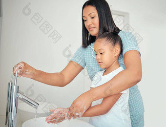 妈妈教学女孩洗手清洁水<strong>健康健康安全</strong>卫生<strong>健康</strong>的生活方式学习妈妈。孩子洗手肥皂细菌保护
